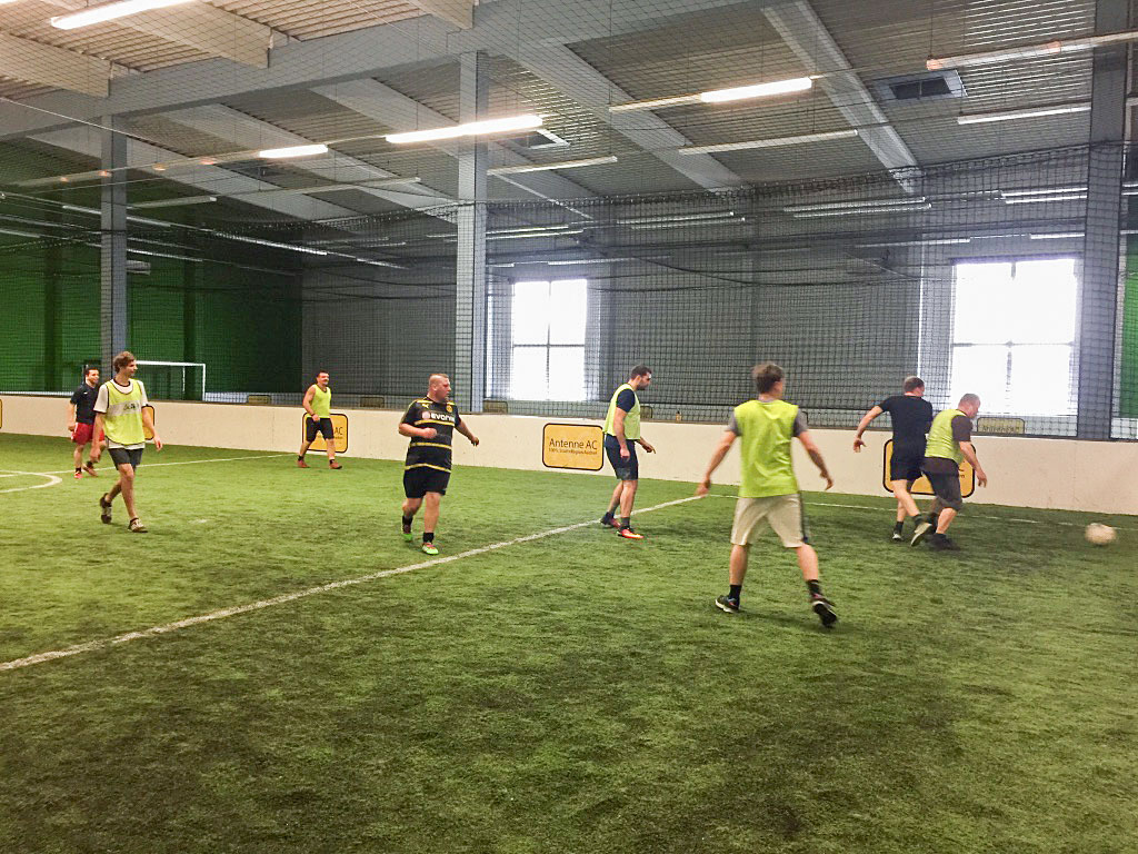 Team von Tobias Bass beim Fußball spielen